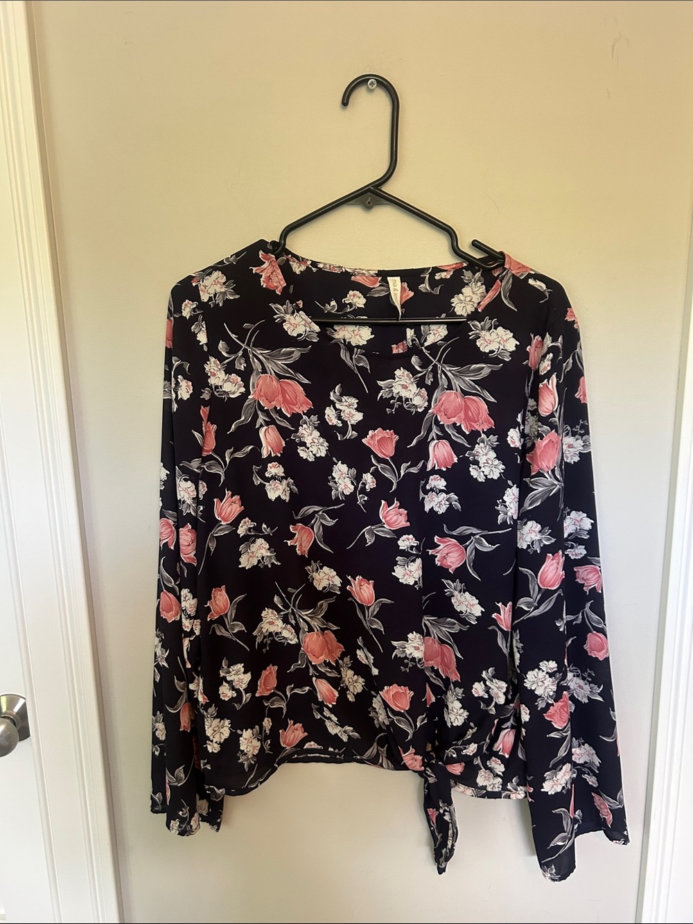 Mia and Tess Floral Tie-Hem Blouse - Navy with Pink Floral medium